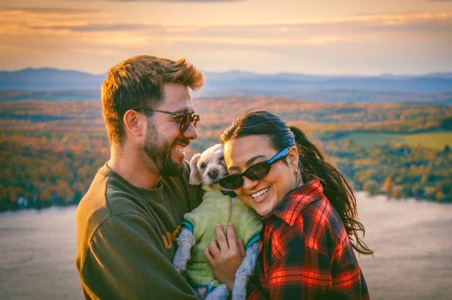 Camila com o marido e a cachorra Baby no pôr do sol